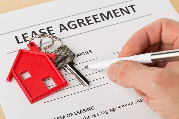 Khách hàng cần đọc kỹ hợp đồng cho thuê căn hộ trước khi ký tên thỏa thuận